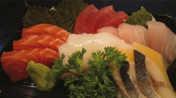 23種類の刺身・寿司セットを販売／＠「アクルヒスーパー」