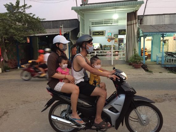 ベトナムふしぎ発見！／4人乗っても大丈夫!?／バイクの上で家族団らん！