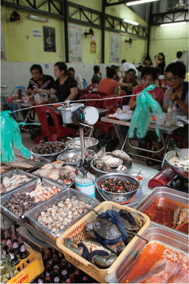 「サイゴン一」と評される大混雑の店 30種類以上の貝づくし クアンオックニュー［貝料理］