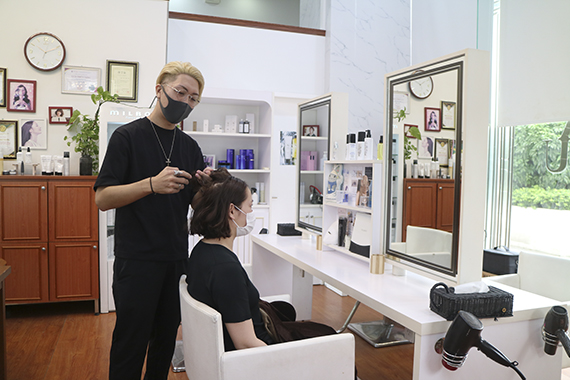 【ハノイ・手早くきれいに！60’ Beauty】<BR>日本人スタイリスト常駐 炭酸ジェルヘッドスパで頭皮の汚れを一掃！<br>「オーブジャパン/AUBE JAPAN」