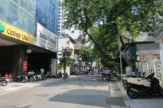 【ハノイ・気になる街角あの通りてくてく近辺調査隊】<br>店が多く集まる細長い道<br>ブイティスアン<br>（Bui Thi Xuan）通り