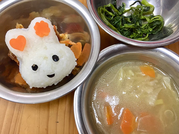 【ハノイ・幼稚園・学校の給食だより】<br>ご飯は子どもが喜ぶ動物に! 野菜も魚も楽しく食べられるメニュー<br>「なかよし幼稚園 / Nakayoshi Kindergarten」