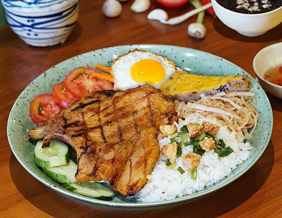 【ホーチミン市・シェフのとっておきグルメ】<br>屋台料理「コムタム」がステップアップ！<br>ジューシーな豚肉にご飯がすすむ<br>「Com Tam Sa Bi Chuong」