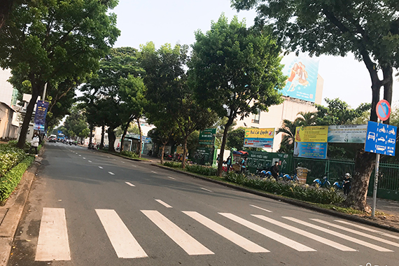 【ホーチミン市・気になる街角あの通りてくてく近辺調査隊】<br>人文社会科学大学の前を走る<br> ディンティンホアン（Dinh Tien Hoang）通り
