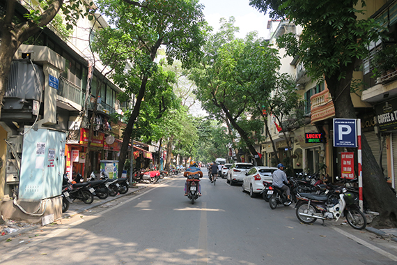 【ハノイ・気になる街角あの通りてくてく近辺調査隊】<br>「 かつては太鼓の専門街」<br>ハンチョン<br>（Hang Trong）通り
