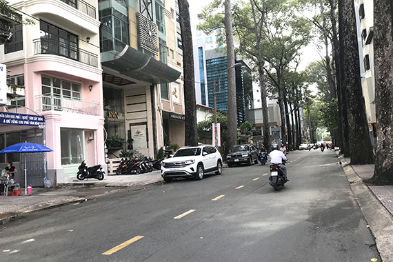 【ホーチミン市・気になる街角あの通りてくてく近辺調査隊】<br>大小のホテルが多く集まる<br> ブイティスアン（Bui Thi Xuan）通り