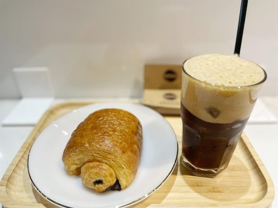 【ホーチミン市】「喫茶」で朝食を！コーヒー＆ パン４万9000VND