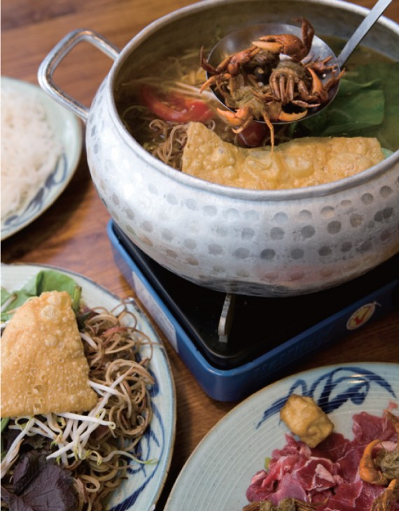 約300 種類のベトナム料理が集結 人気メニュー堂々第１位は「田ガニ鍋」！ フォーゴンバーバイ［ベトナム料理］