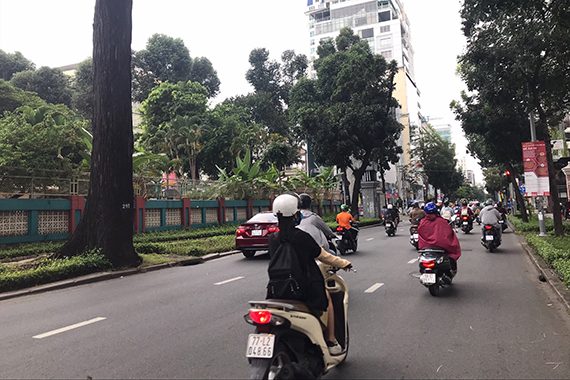 【ホーチミン市・気になる街角あの通りてくてく近辺調査隊】<br>衣料品や飲食店が多くて賑やか<br> グエンディンチウ（HNguyen Dinh Chieu）通り