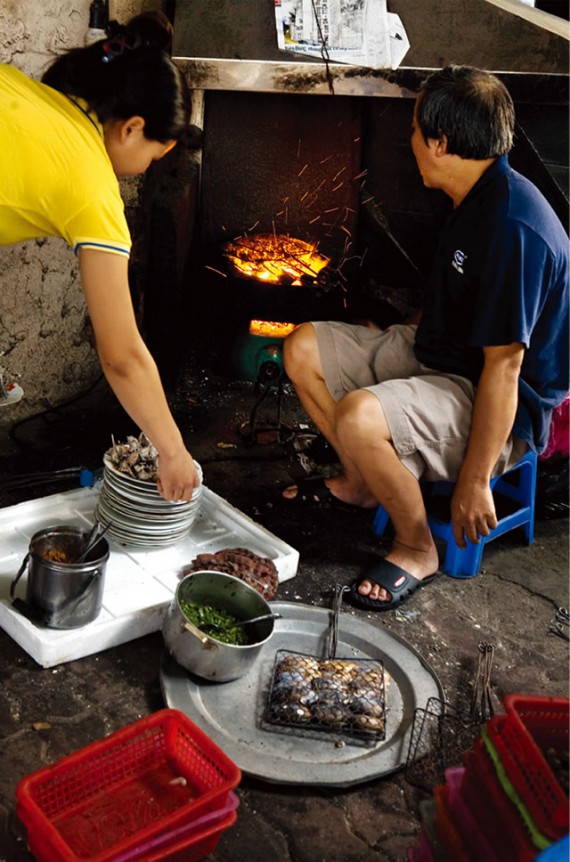 路上屋台で海鮮ざんまい貝は香ばしさ満点の炭火焼で タンゴック［ベトナム料理］