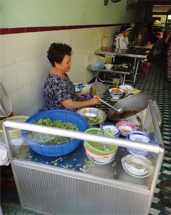 クイニョンに根付いて40年／クラゲ麺は定番の朝ごはん ブンカートゥー［ベトナム料理］
