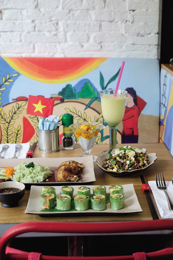 一面に描かれたプロパガンダ壁画 一味変わったベトナム料理を プロパガンダサイゴン［ベトナム料理］