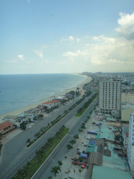 地上24階の空中プールから 海を眺めてくつろぐホテル  アラカルトダナンビーチ［ホテル］