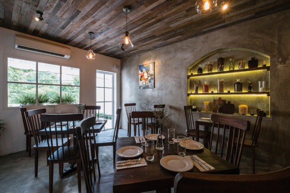 白い壁、ウッド調の家具、温かい雰囲気の中でおいしい食事を ノッサステーキハウス［ステーキ］