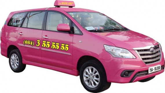 【フエ】ピンクの車体の新タクシー／「ホアンアン」が業務開始