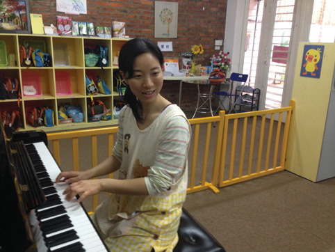 【ハノイ】「ひまわり幼稚園」で親子参加の／音楽教育法「リトミック」を開始