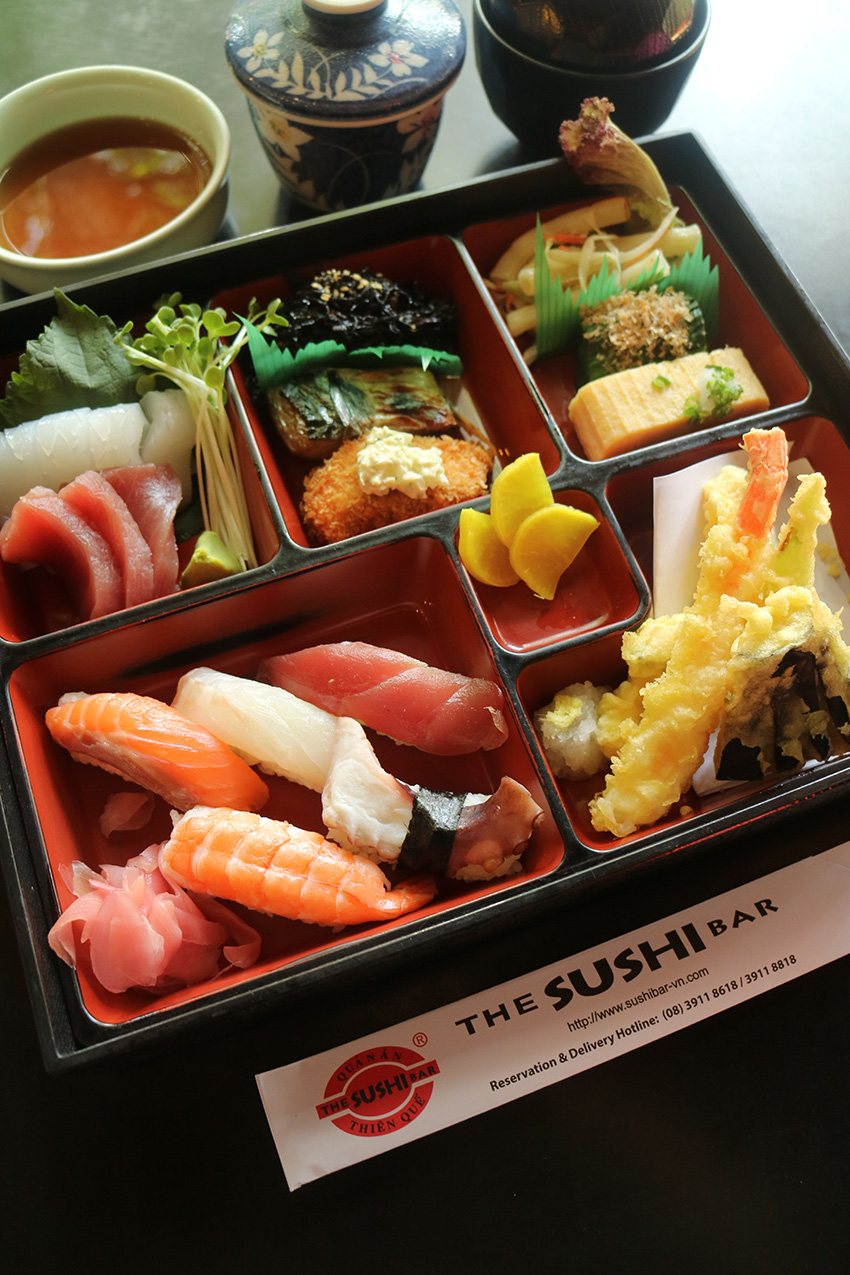【ホーチミン市・食べ得セット】寿司に刺身、天ぷらも。 バラエティーに富んだ 松花堂弁当を ビジネス利用にぜひ ザ・スシバー3号店［日本料理］