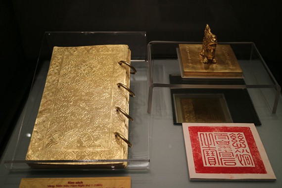 【ハノイ】国立歴史博物館でグエン朝の／金製本を一般公開中