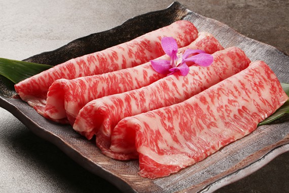 【ハノイ・PR】テーブルでシェフ直々に焼いてくれる 極上A5ランク和牛を贅沢に味わおう にくがとう　レストラン［日本料理］