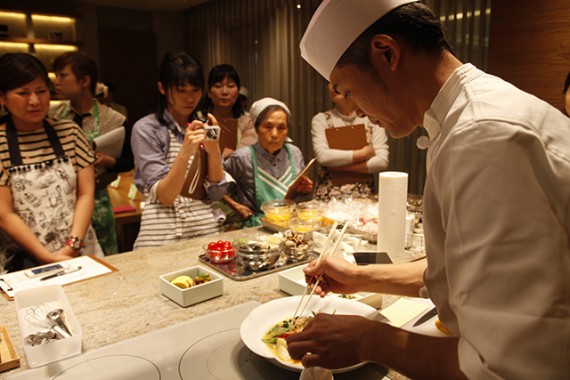 【ホーチミン市】「茅乃舎」の出汁を使った／和食料理教室が開催
