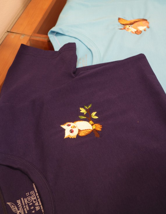 【ハノイ・こだわりM.I.V】ベトナム伝統の手刺しゅう老舗店のTシャツ清潔感のあるシンプルなデザインで、特注もできる！ クオックス［ショップ・販売店］