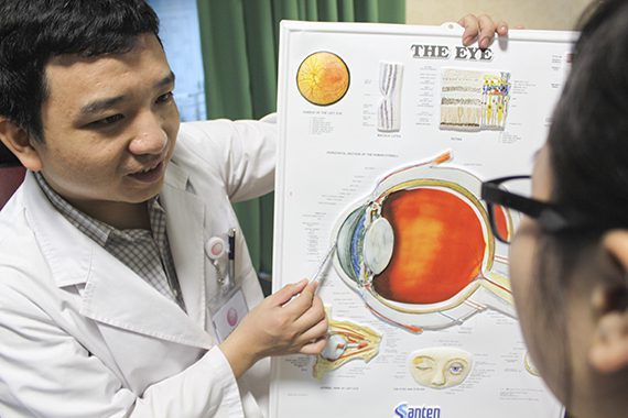 【ハノイ】「日本国際眼科病院」で／ テト新年のくじ引きを開催