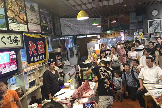 【ハノイ】日本料理店「おふくろ亭」で／ マグロの解体ショーを開催