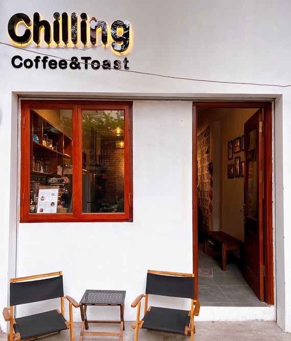 軽食が楽しめるカフェ「チリングコーヒー＆トースト ／ Chilling – Coffee & Toast」