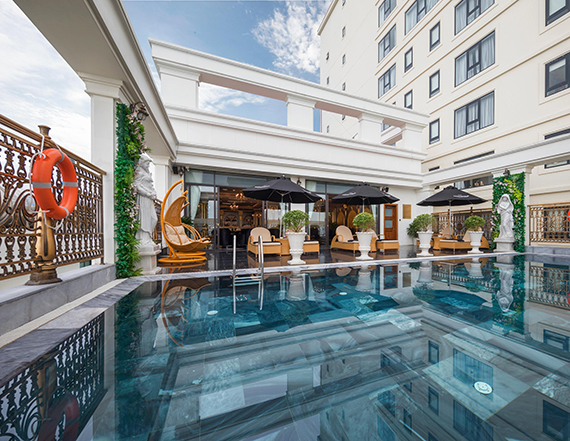 ラグジュアリーホテルの宿泊でダナンの海と観光を満喫する「モナークホテル／Monarque Hotel」