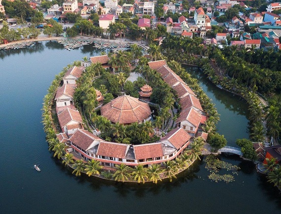 ゴードン川の小さな島にあるリゾート「エメラルダリゾートタムコック／ Emeralda Resort Tam Coc」