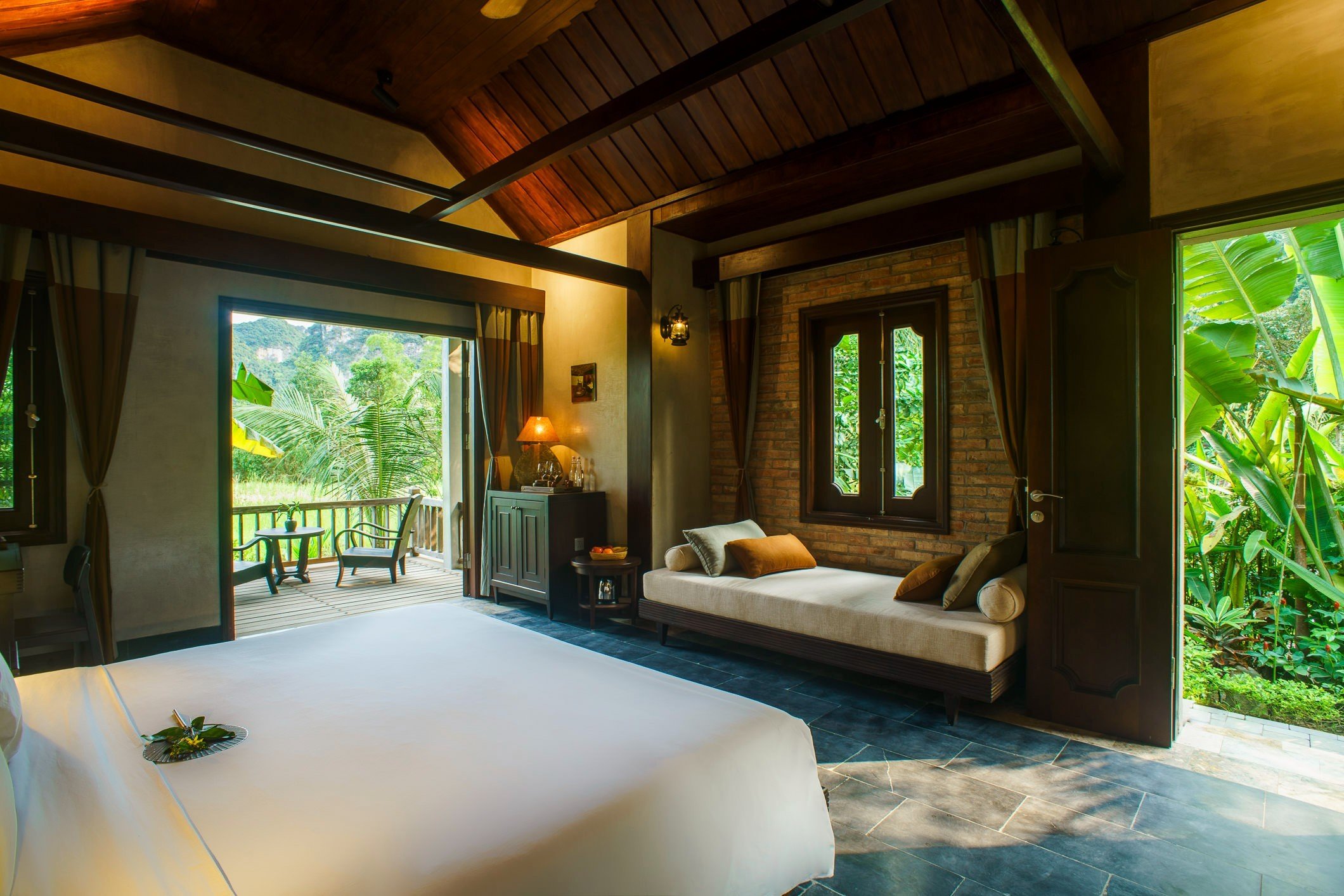 世界遺産タムコックにある古民家風リゾートホテル「ニャムビレッジリゾート／Nham Village Resort」