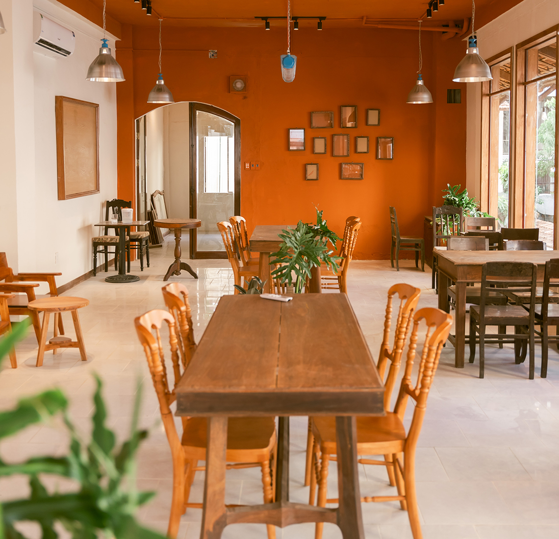 ダナン近隣から集めた1万枚の瓦を使用したカフェ「チンカフェ／Trinh Cafe」