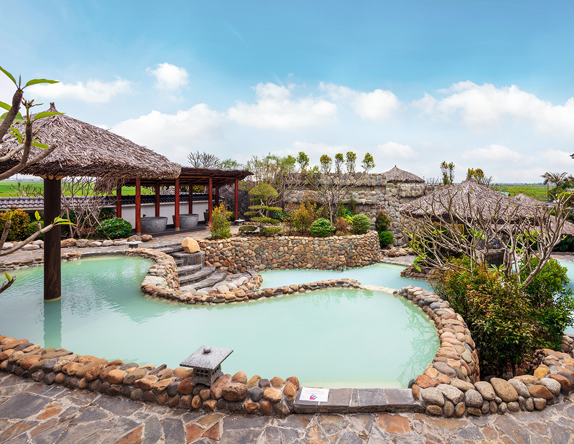 屋内外の天然温泉を満喫できるリゾート マッサージ付き宿泊プランが1泊339万VND「コビ温泉リゾートフエ／KOBI Onsen Resort Hue」