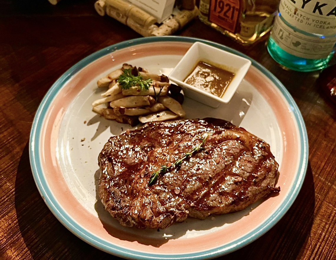 シックで落ち着いた雰囲気の中香ばしい炭火焼きステーキを「ノッサステーキハウス／Nossa Steakhouse」