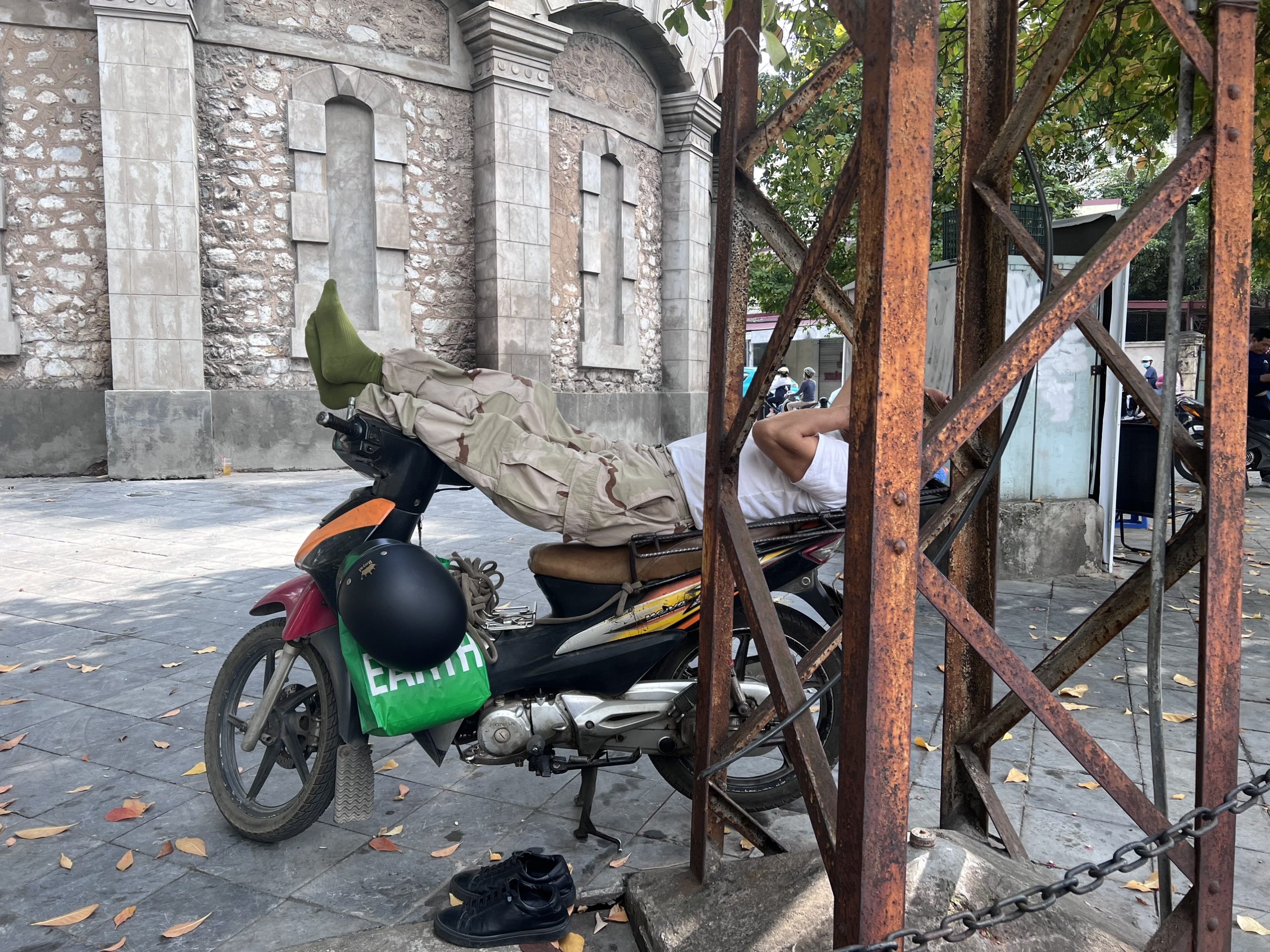 ベトナム街歩きの風物詩 バイクの上で寝ているおじさんたち