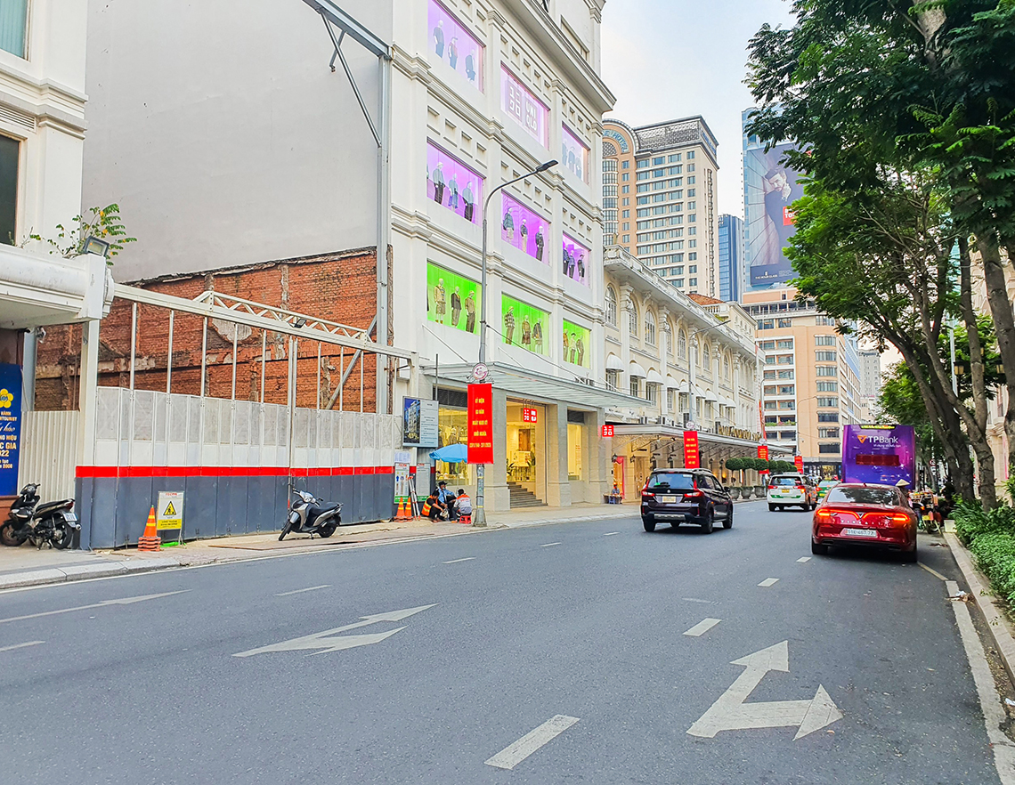 コロニアル調と現代建築が混在「ドンコイ （Dong Khoi）通り」