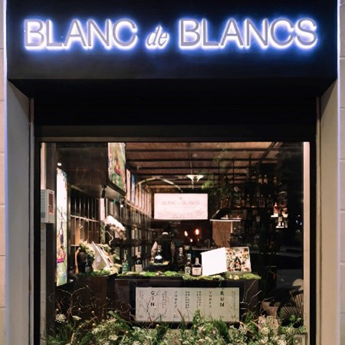 中心街のスタイリッシュなラウンジ「ブラン・ド・ブラン／Blanc de Blancs 」