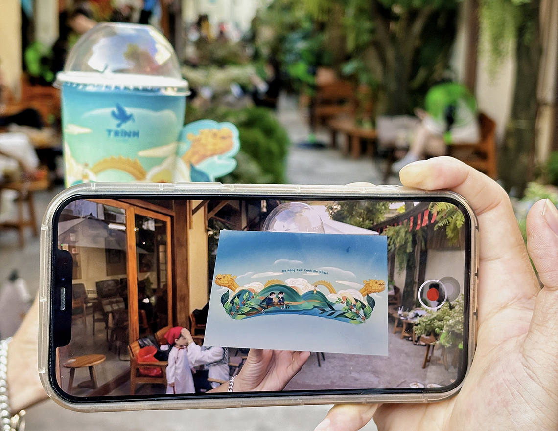 VR「ドラゴンブリッジ」の紙コップが好評「チンカフェ／Trinh Cafe」