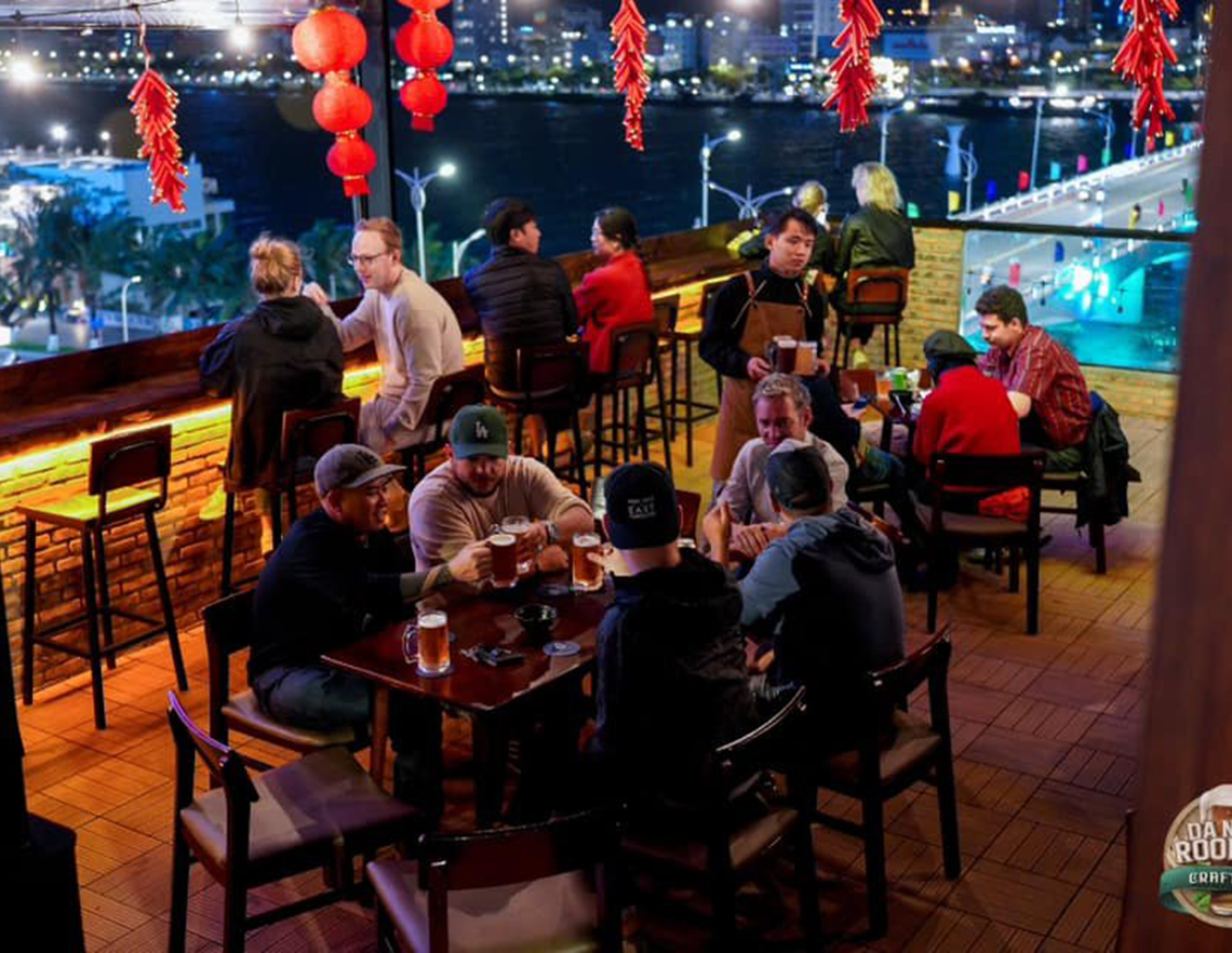 ハン（Han）川沿いでダナンの夜景とクラフトビールを堪能「ダナンルーフトップ・クラフトビール／Da Nang Rooftop – Craft Beer」