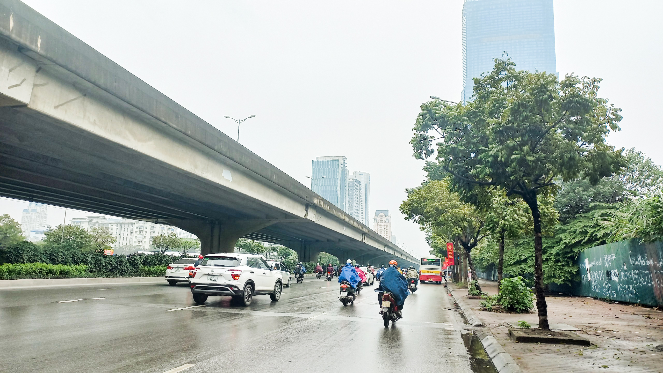 公共機関や商業施設が集まる道路<br>ファムフン（Pham Hung）通り