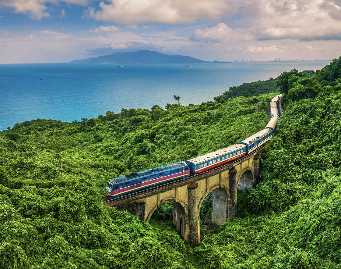 ベトナム中部遺産へ鉄道の旅「フエ―ダナン観光鉄道／Doan Tau Du Lich Hue – Da Nang」