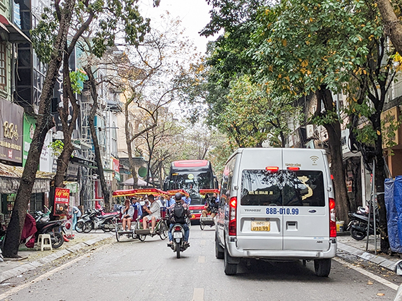 タンロン城跡の お堀端を偲ぶ道ドゥオンタイン（Duong Thanh）通り