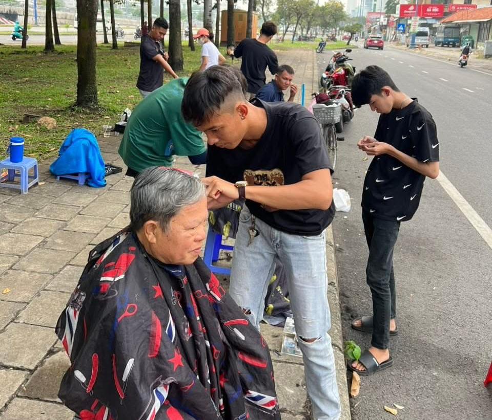 え、タダで髪を切ってくれるの!?  ベトナム路上の”無料“ヘアサロン