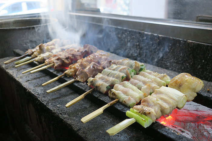 日本人客も惚れ込む炭火焼きの香り ベトナム人姉弟が営む焼き鳥屋