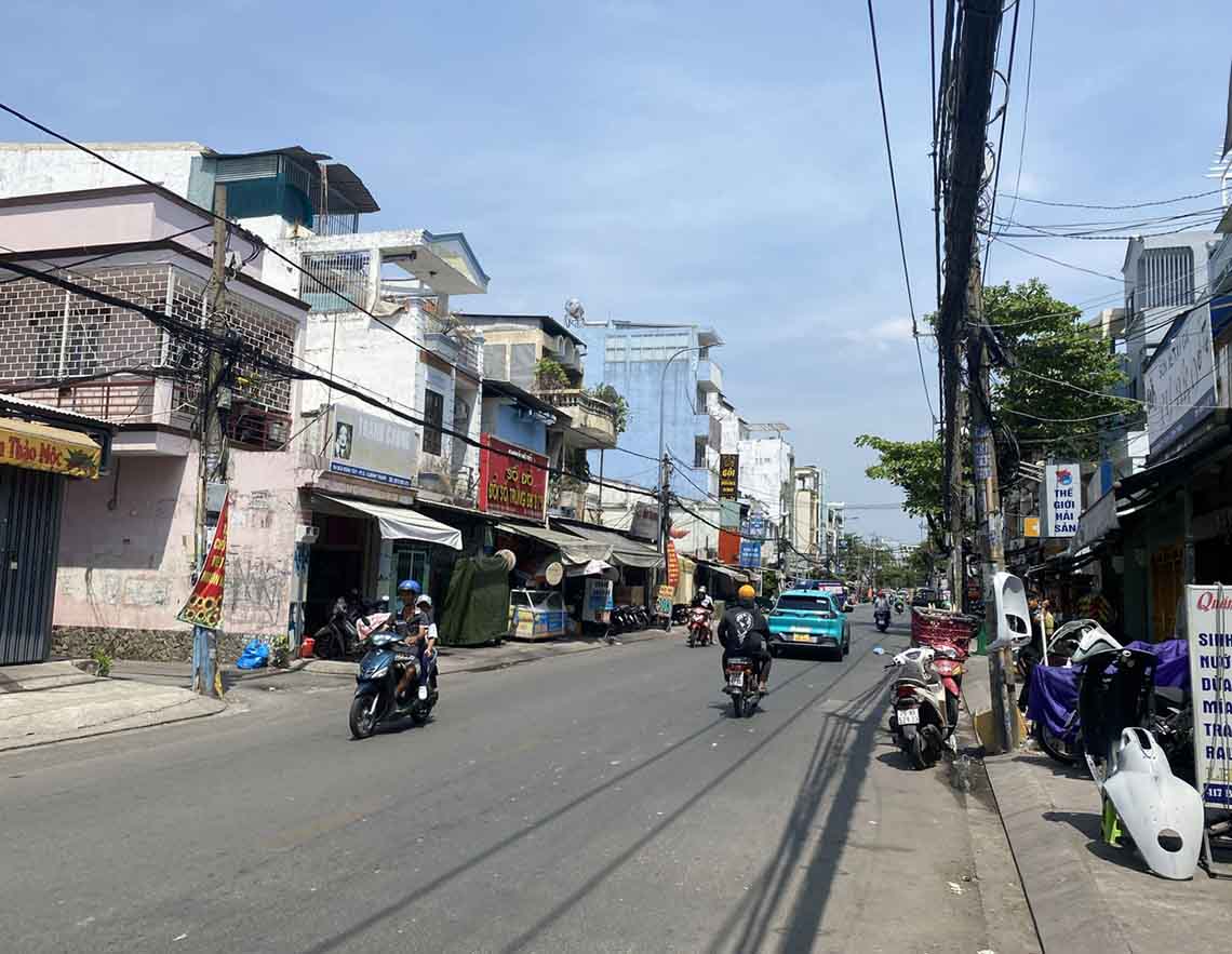 生活感あふれる住宅街を貫く「ブイディントゥイー（Bui Dinh Tuy）通り」