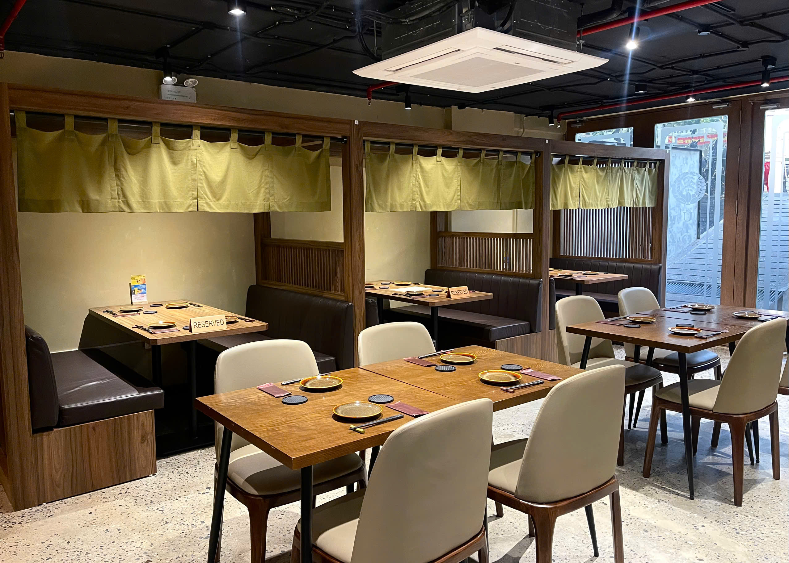 モミジホテル2号店にある、夜限定の小料理店「ウトマン／Utoman」