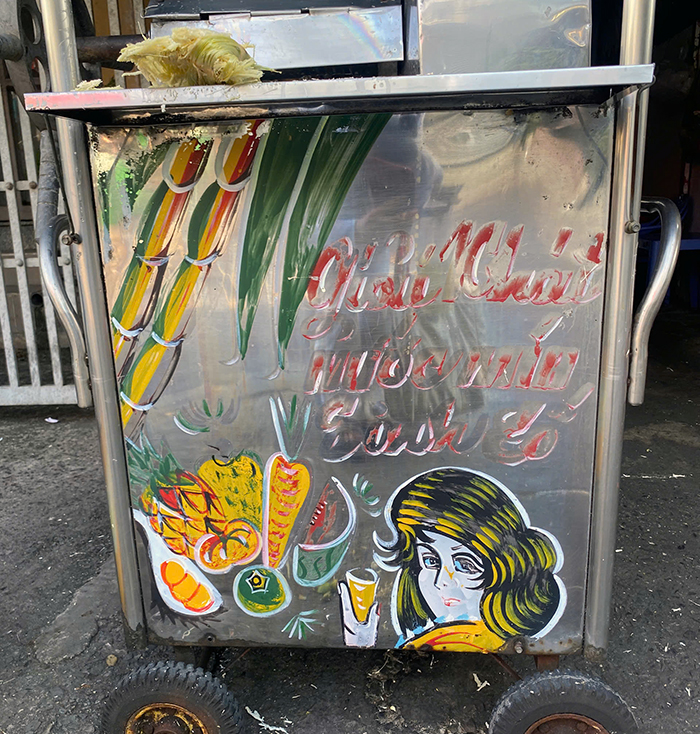 サトウキビジュース屋台に 描かれた“あの女性”は誰？