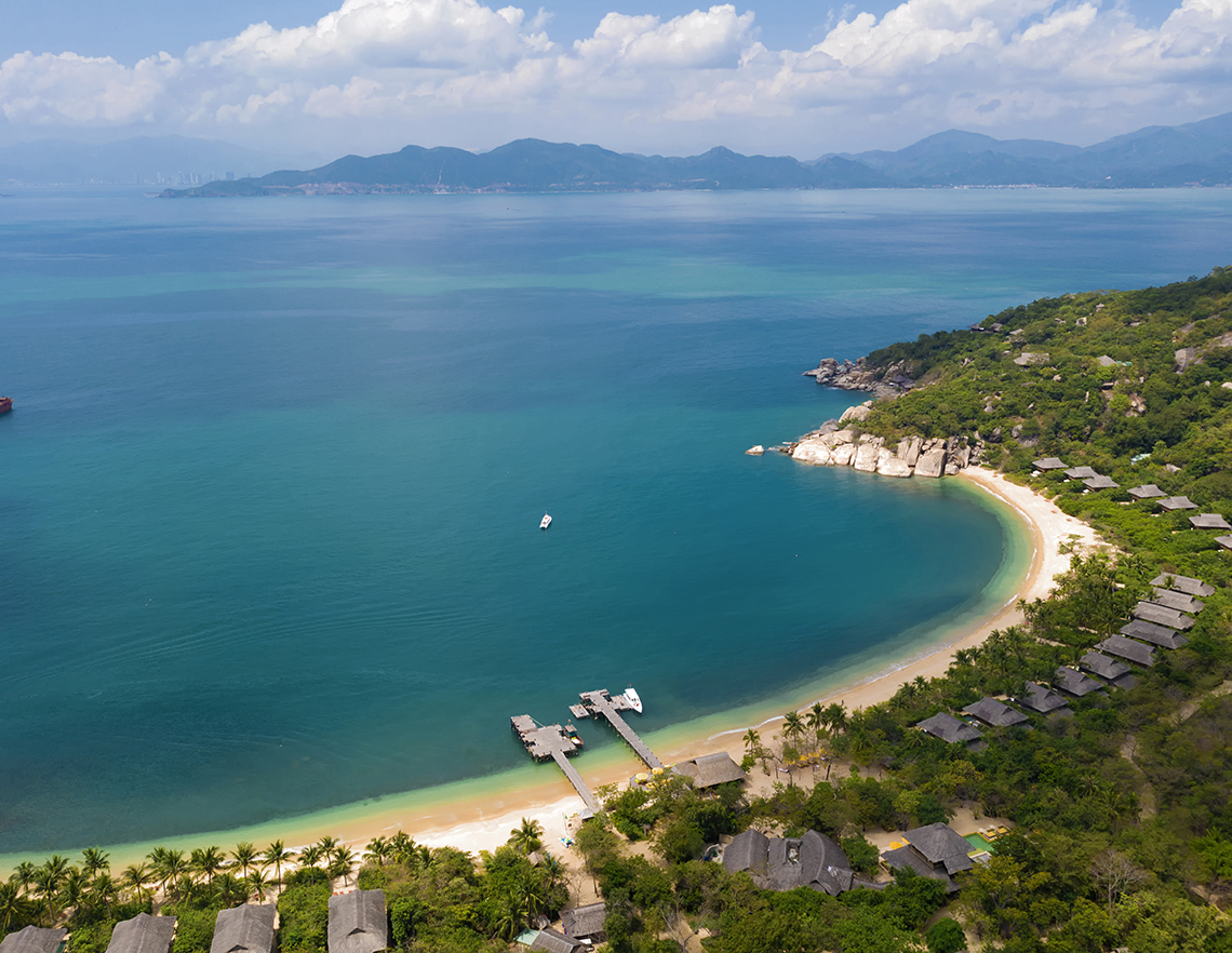 スピードボートでたどりつく 手つかずの自然に囲まれたリゾート「シックスセンシズニンヴァンベイ／Six Senses Ninh Van Bay」