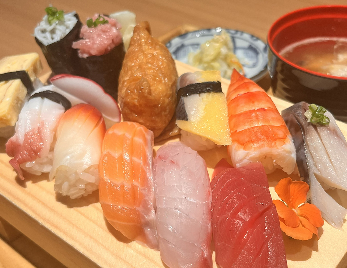 ふらっと気軽に立ち寄れる 旨くて手頃な「呑める寿司屋」「寿司どんちゃん／Sushi Don」