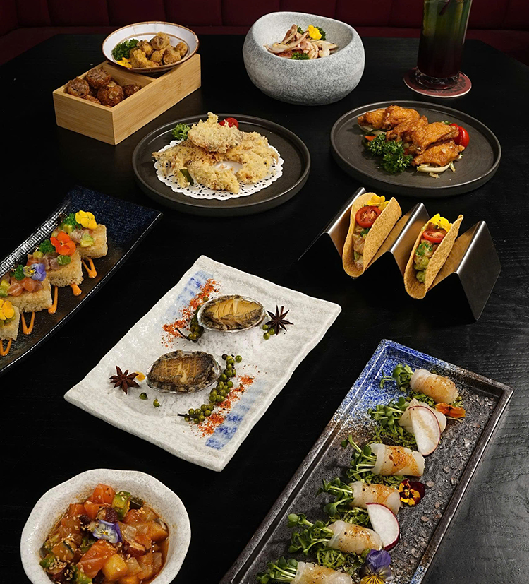 音楽とネオン空間に浸れる居酒屋「オイオイザカヤ＆ミックス／OiO Izakaya & Mix」
